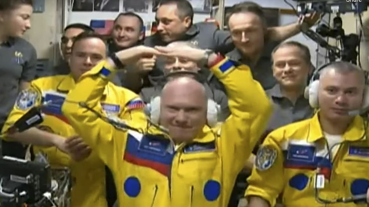 Ruští astronauti měli při příletu na ISS kombinézy v ukrajinských barvách
